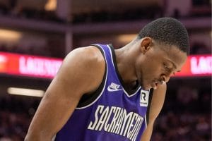 De'Aaron Fox se lamenta durante un partido