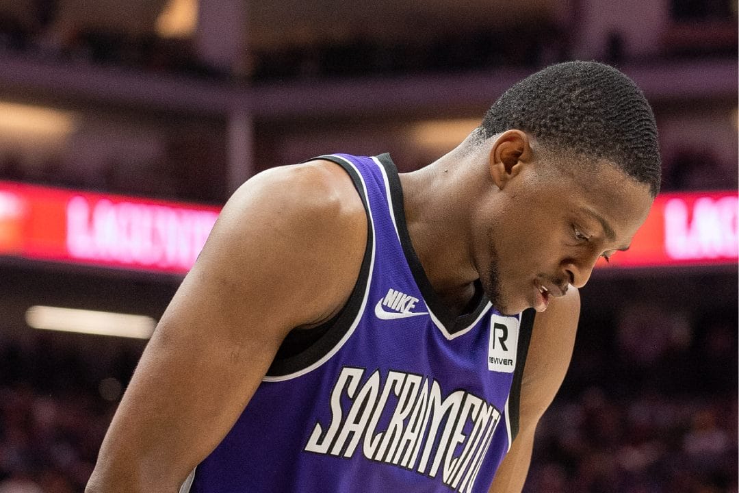 De'Aaron Fox se lamenta durante un partido