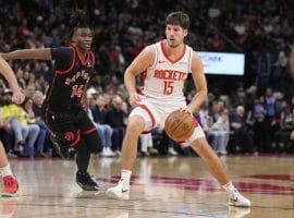 El novato de los Houston Rockets Reed Sheppard con el balón