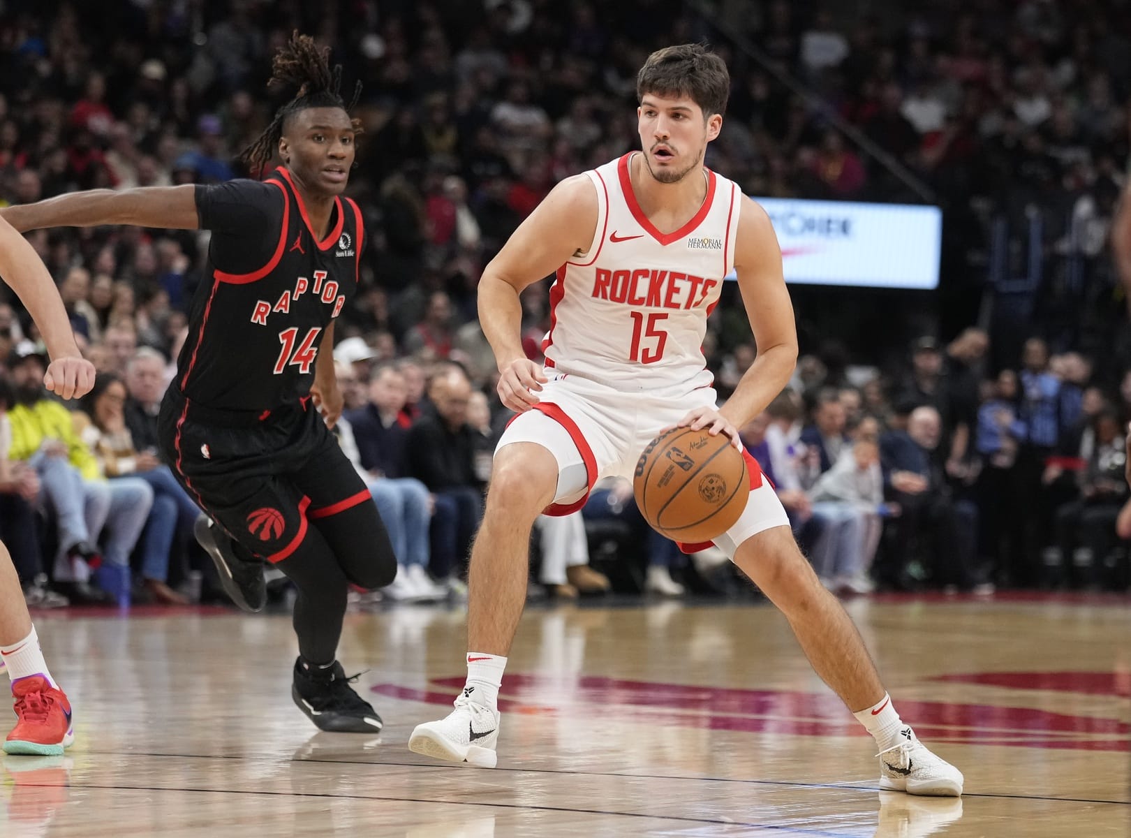 El novato de los Houston Rockets Reed Sheppard con el balón