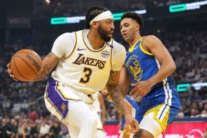 Anthony Davis trata de superar a Trayce Jackson-Davis