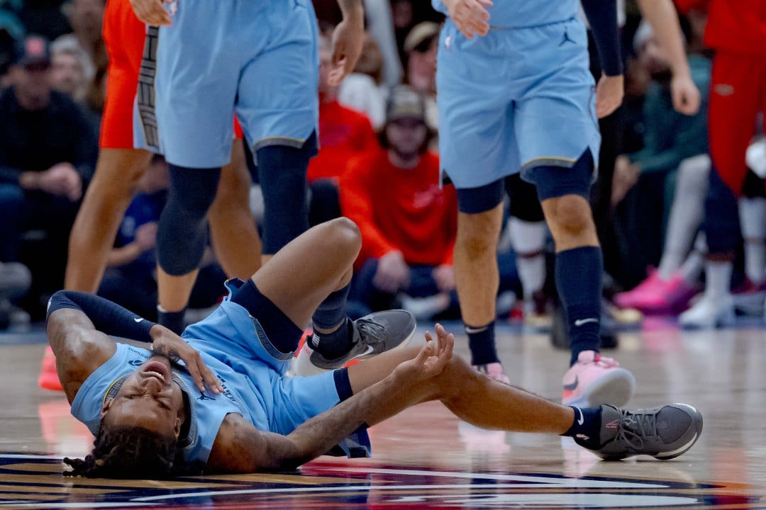 Ja Morant se retuerce de dolor en el suelo