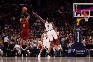 Evan Mobley lanza a canasta