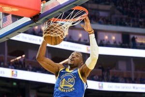 Jonathan Kuminga realizando un mante contra los Suns