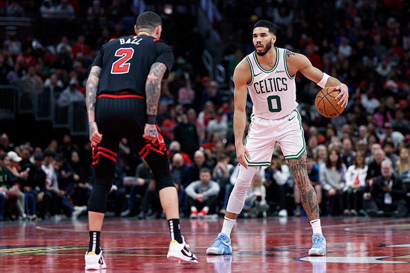 Tatum encara a Lonzo Ball