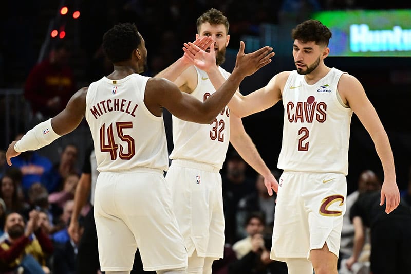Donovan Mitchell celebra con Ty Jerome y Dean Wade
