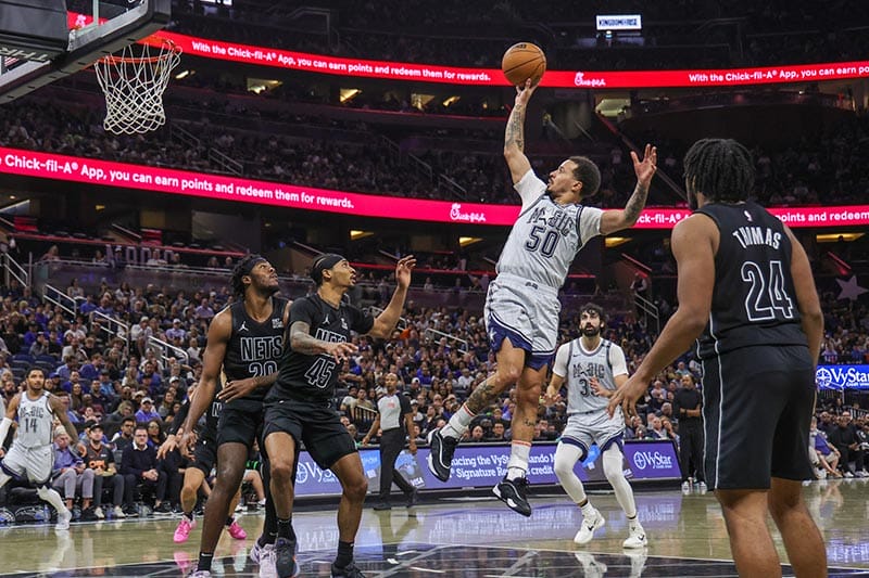 Cole Anthony lanza a canasta