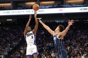 De'Aaron Fox lanza ante los Mavericks