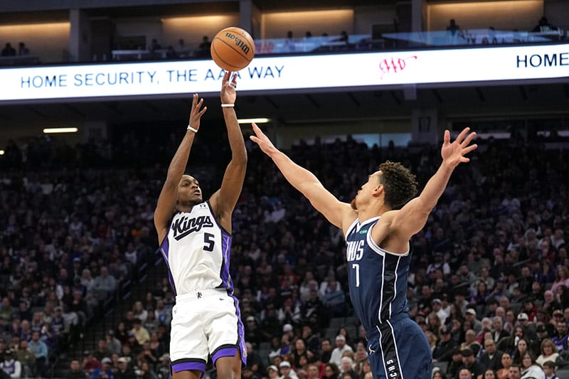 De'Aaron Fox lanza ante los Mavericks