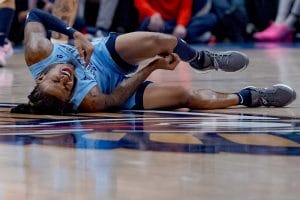 Ja Morant en el momento de la lesión