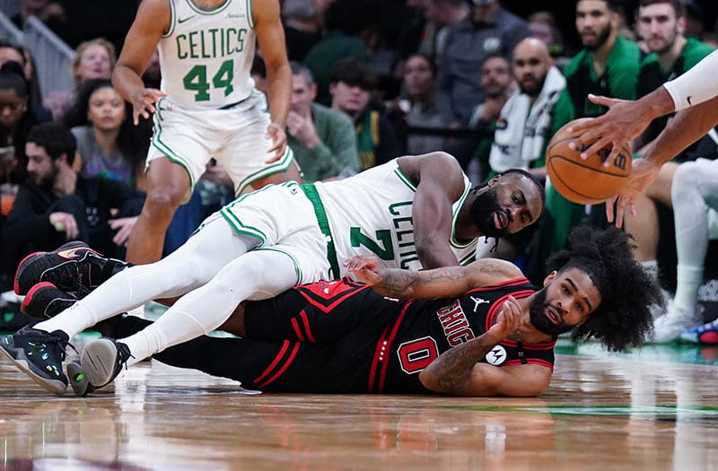 Jaylen disputa un balón