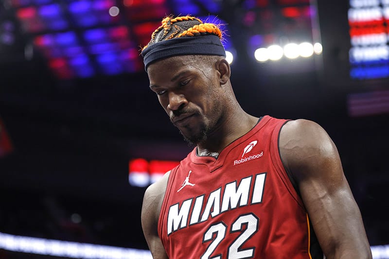 Butler abandona la pista