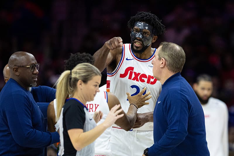 Embiid protesta una acción