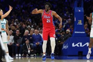 Embiid celebra una canasta
