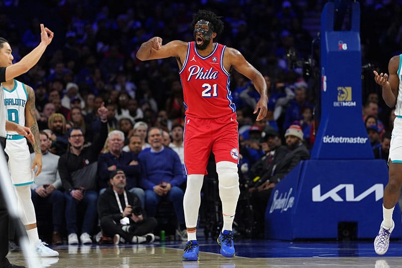 Embiid celebra una canasta