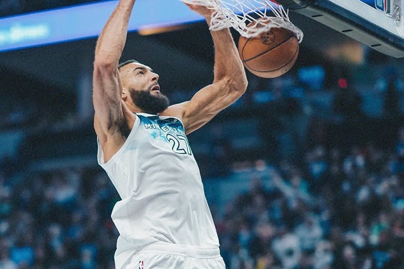 Rudy Gobert se ensaña con el aro