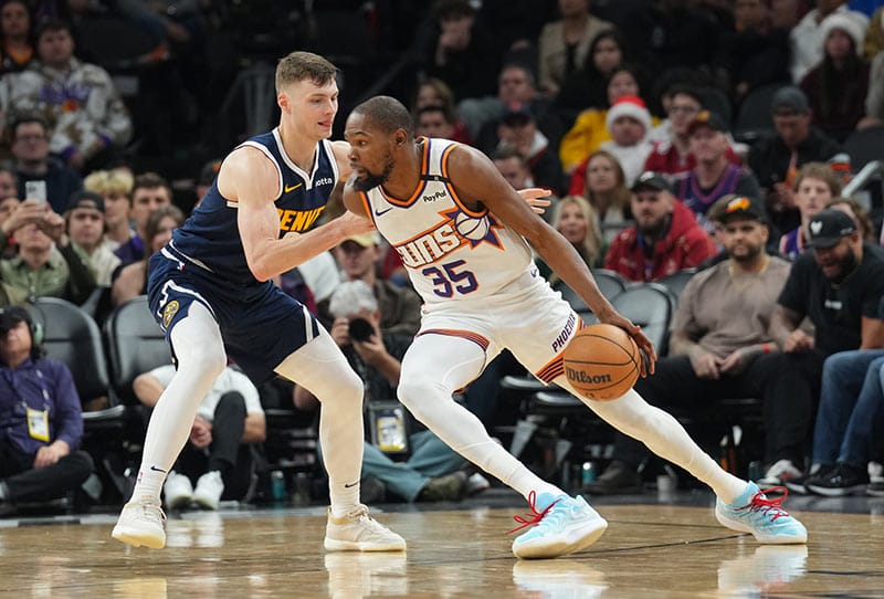 Durant ante la defensa de Christian Braun