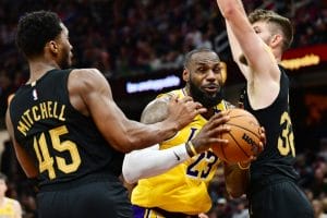 LeBron ataca la defensa de los Cavaliers