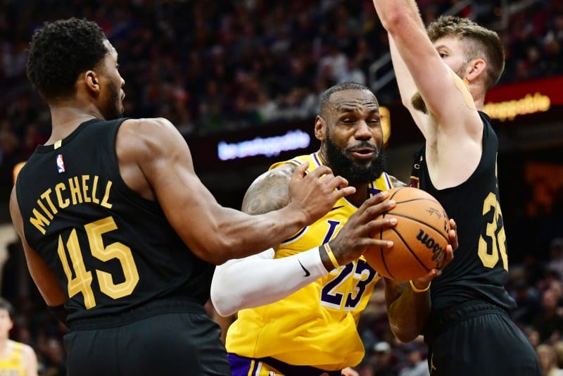 LeBron ataca la defensa de los Cavaliers