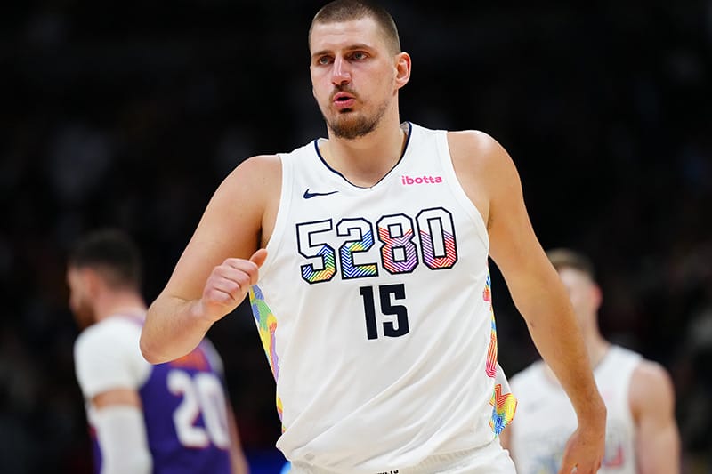 Nikola Jokic ante los Suns