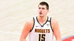 Nikola Jokic da un toque de atención al banquillo