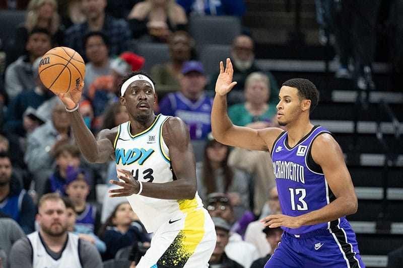 Pascal Siakam defendido por Keegan Murray