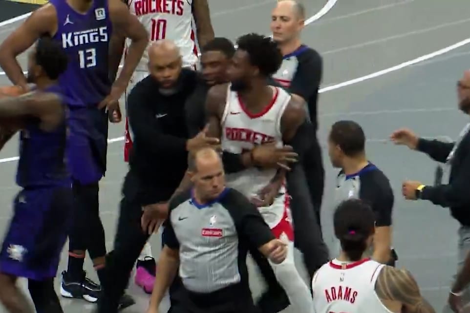 Tari Eason sujetado por parte del cuerpo técnico de los Rockets