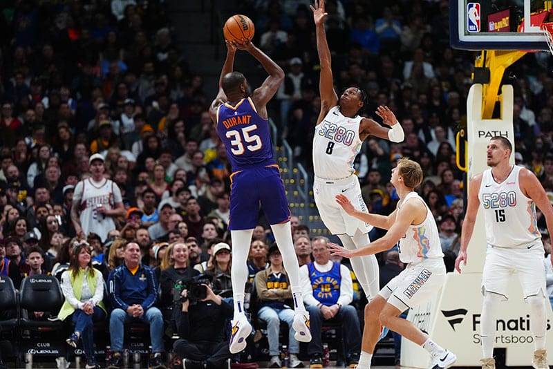 Durant lanza sobre la defensa de los Nuggets