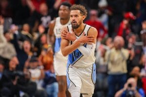 Trae Young celebra una canasta