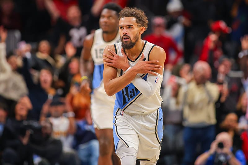 Trae Young celebra una canasta