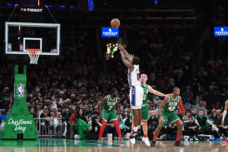 Maxey anota un triple