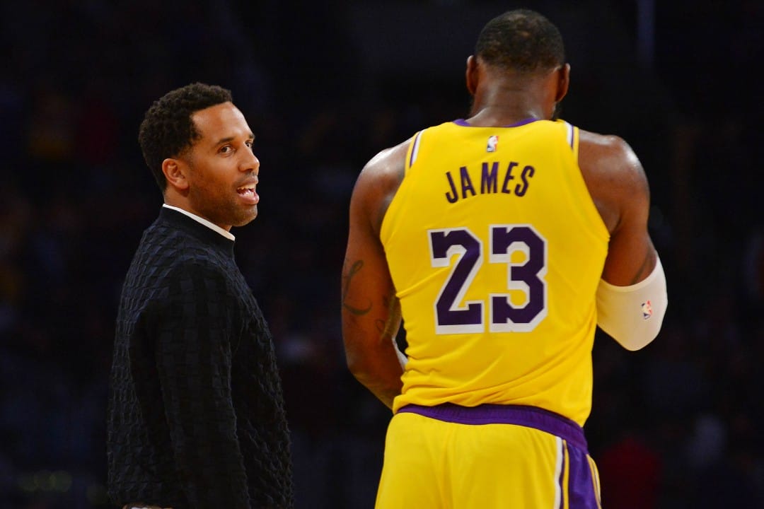 Maverick Carter habla con LeBron James durante un partido de Los Angeles lakers