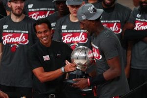 Bam Adebayo le da el trofeo de campeón del Este a Erik Spoelstra