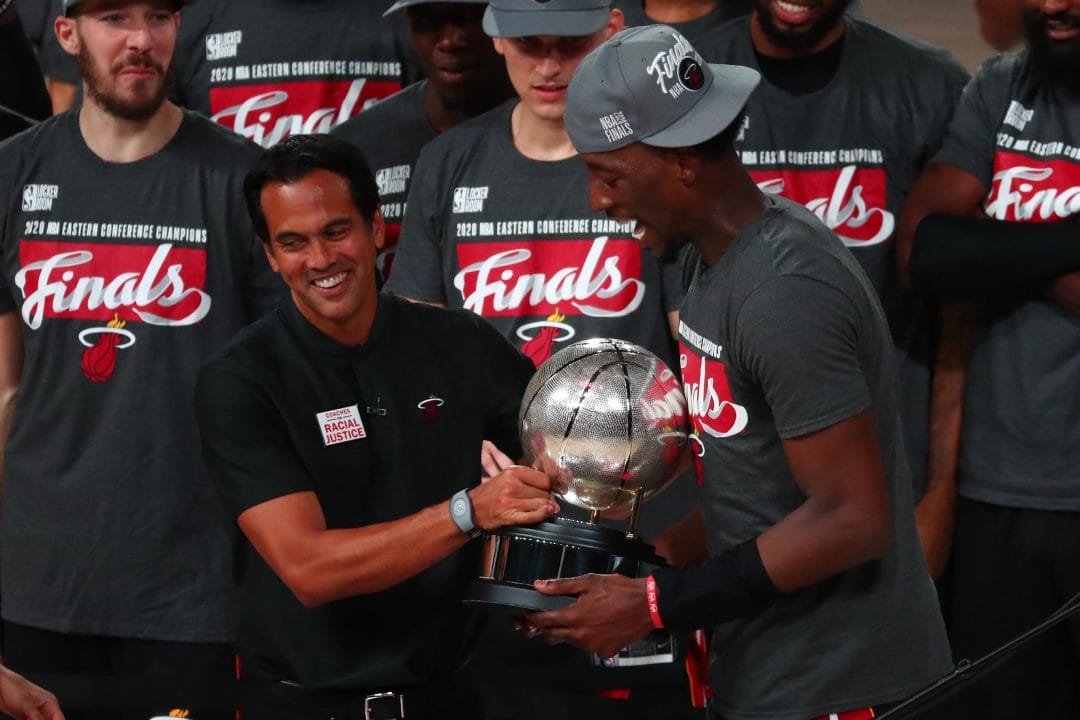 Bam Adebayo le da el trofeo de campeón del Este a Erik Spoelstra
