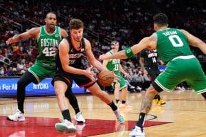 Alperen Sengün dribla entre Jayson Tatum y Al Horford