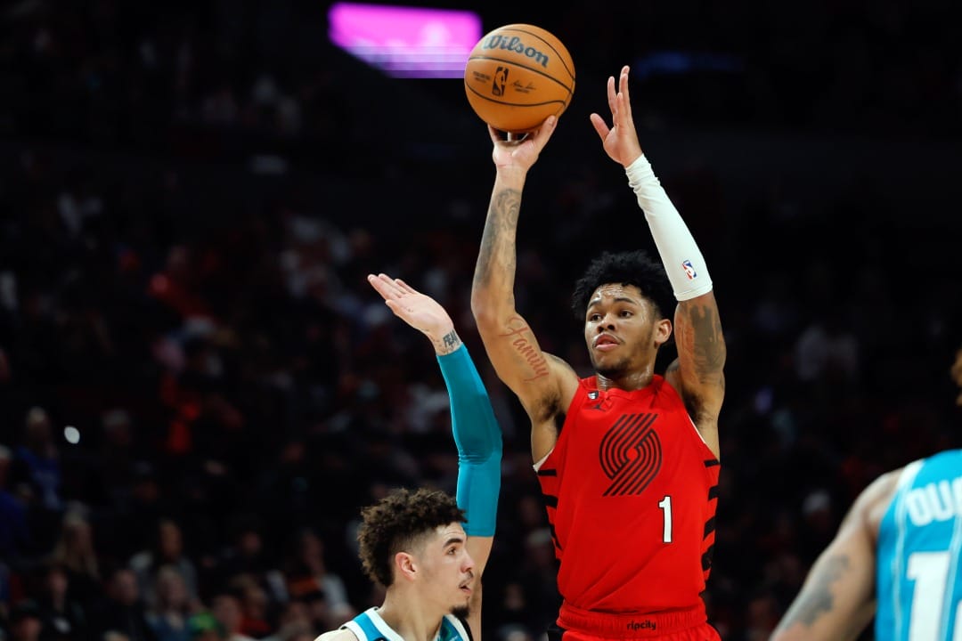Anfernee Simons lanza por encima de LaMelo Ball