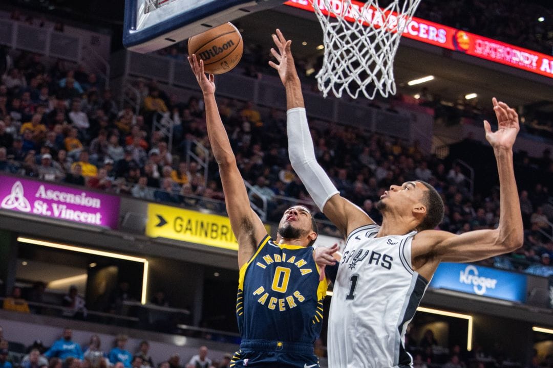 Victor Wembanyama a punto de taponar la bandeja de Tyrese Haliburton.