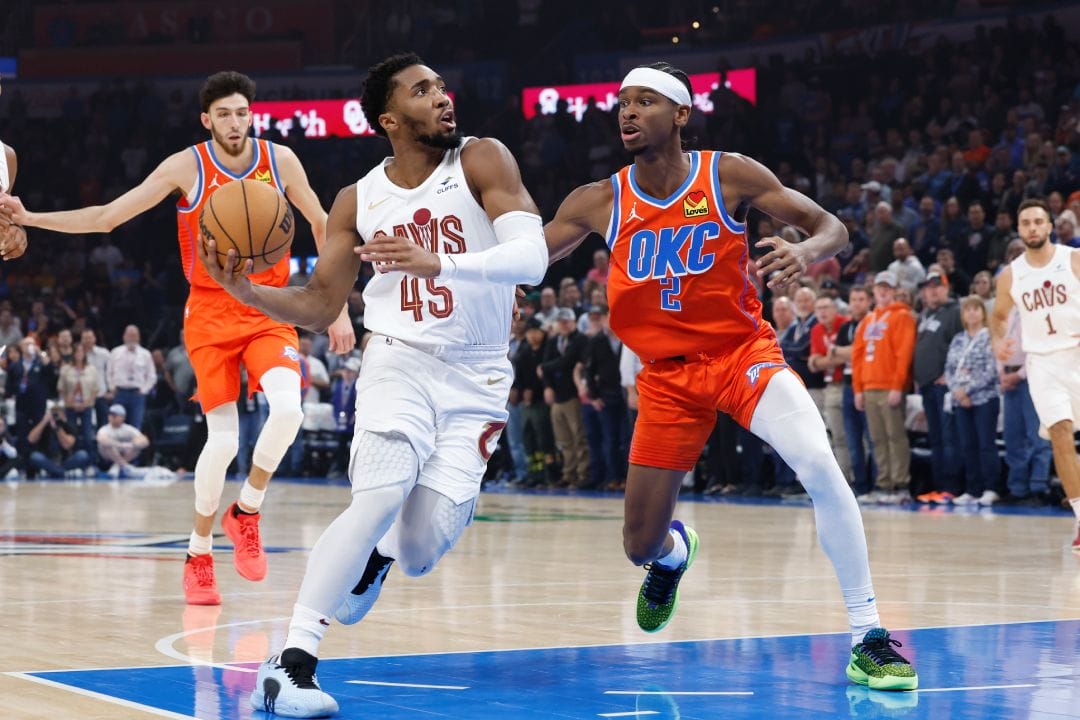 Donovan Mitchell reta a Shai Gilgeous-Alxander.