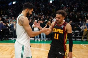 Jayson Tatum y Trae Young comparten un momento tras un enfrentamiento.
