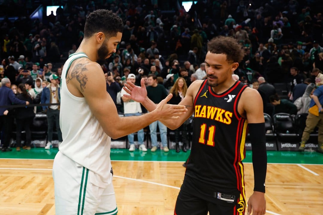 Jayson Tatum y Trae Young comparten un momento tras un enfrentamiento.