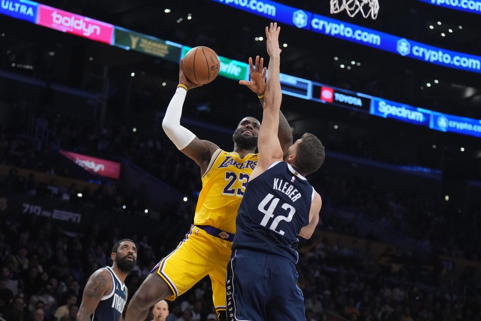LeBron James trata de anotar ante Maxi Kléber