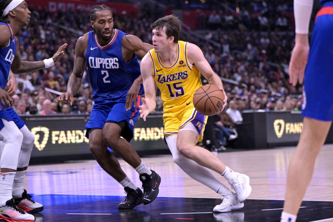Austin RTeaves se mide a Kawhi Leonard camino al aro.