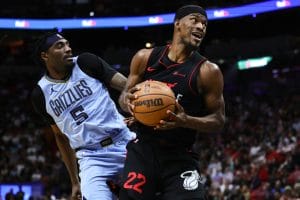 Jimmy Butler trata de anotar ante los Memphis Grizzlies