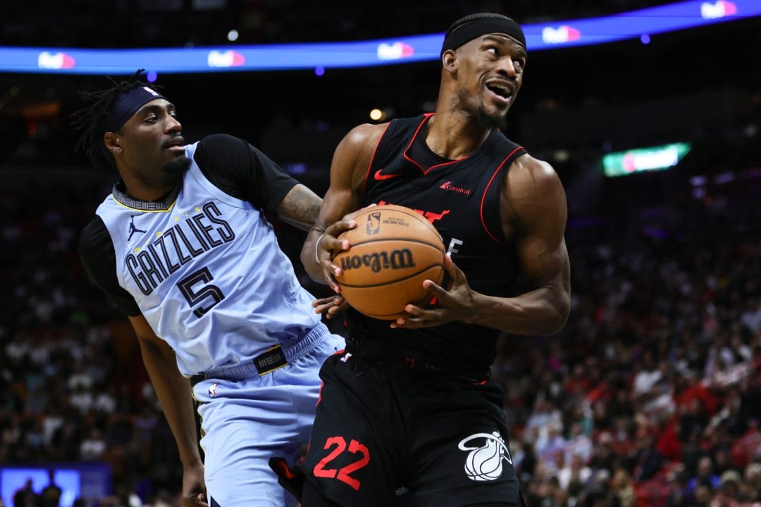 Jimmy Butler trata de anotar ante los Memphis Grizzlies