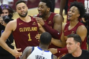 Los Cavaliers celebran la victoria ante los Mavs