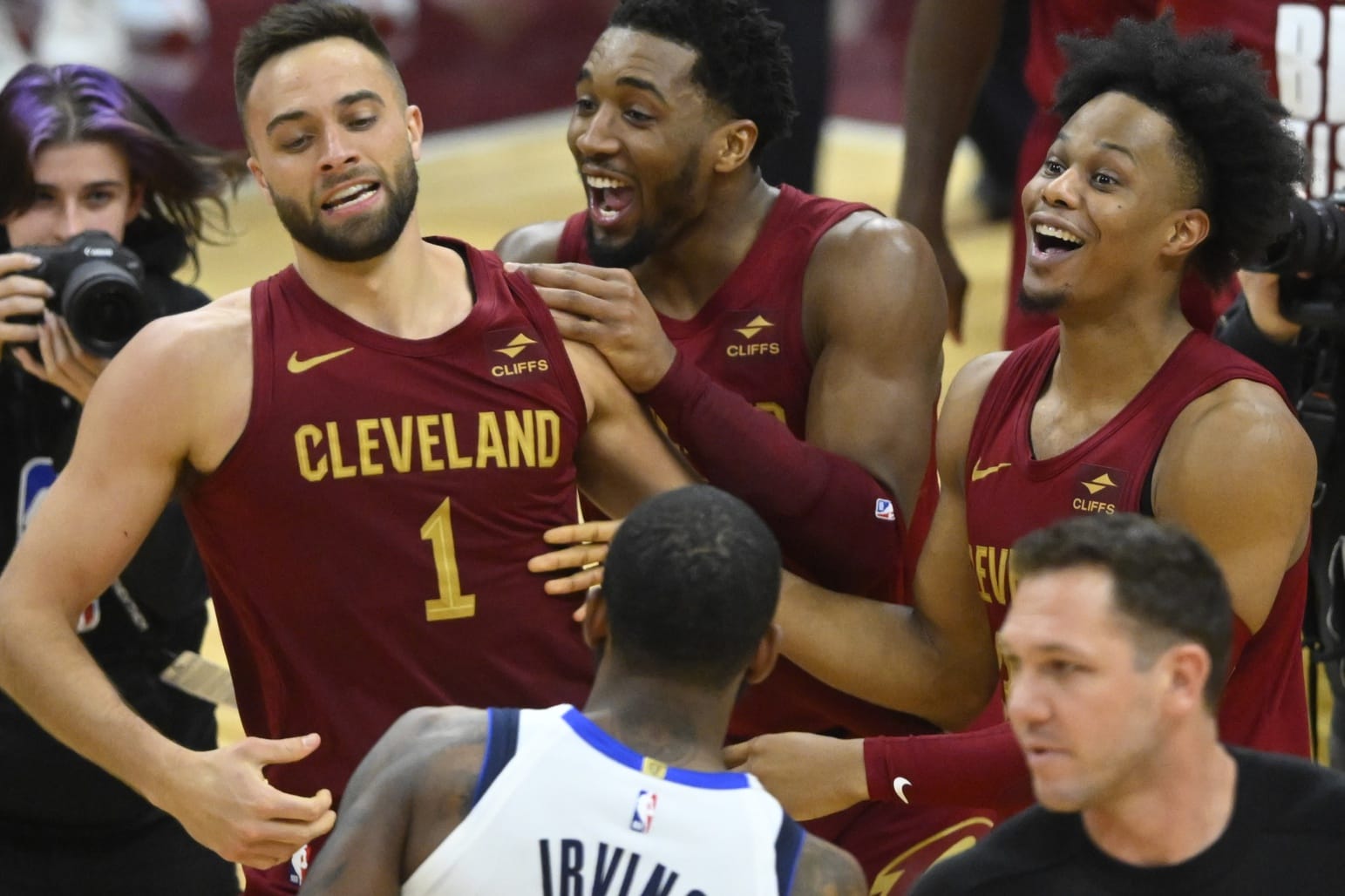 Los Cavaliers celebran la victoria ante los Mavs