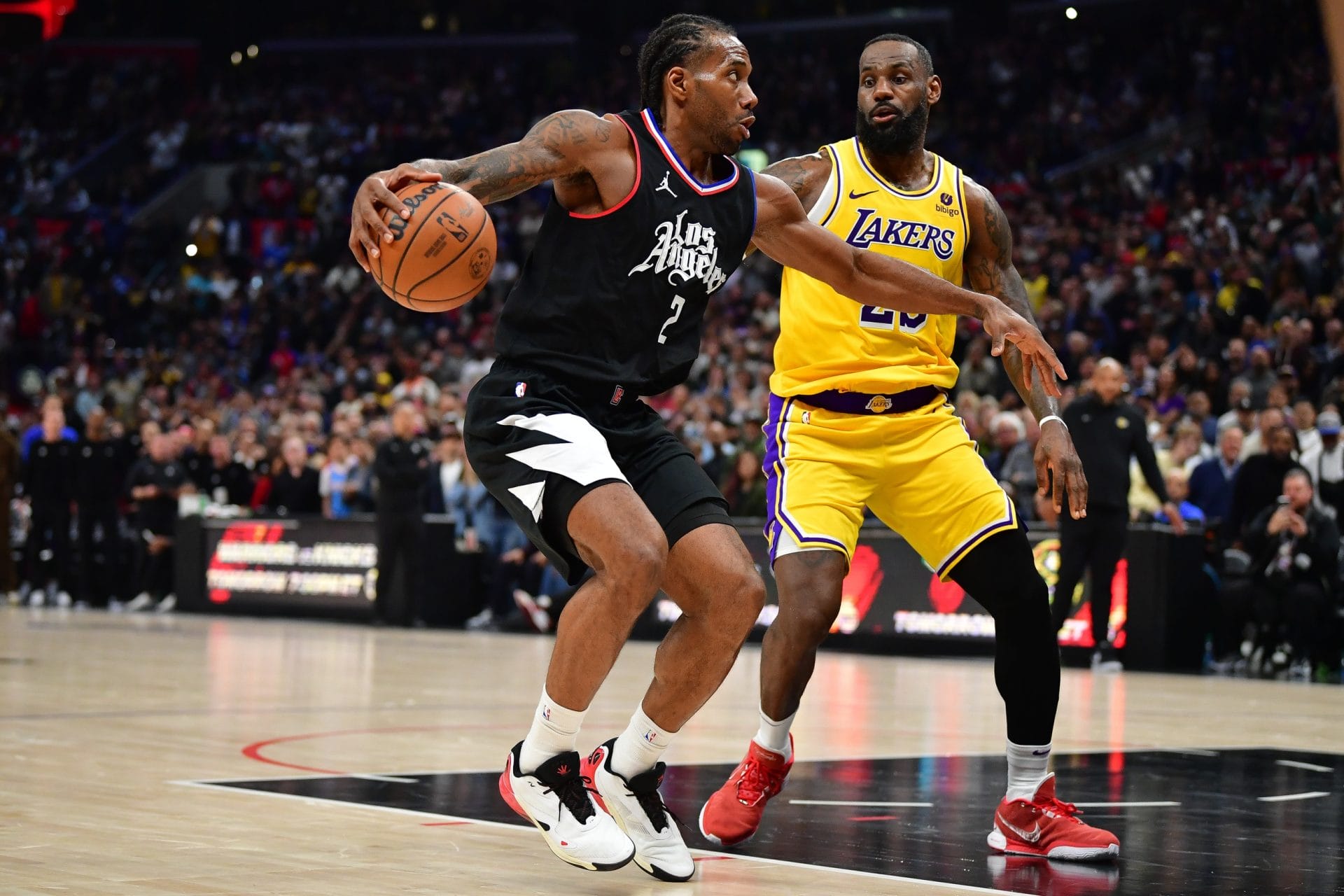 Kawhi Leonard ante la defensa de LeBron James