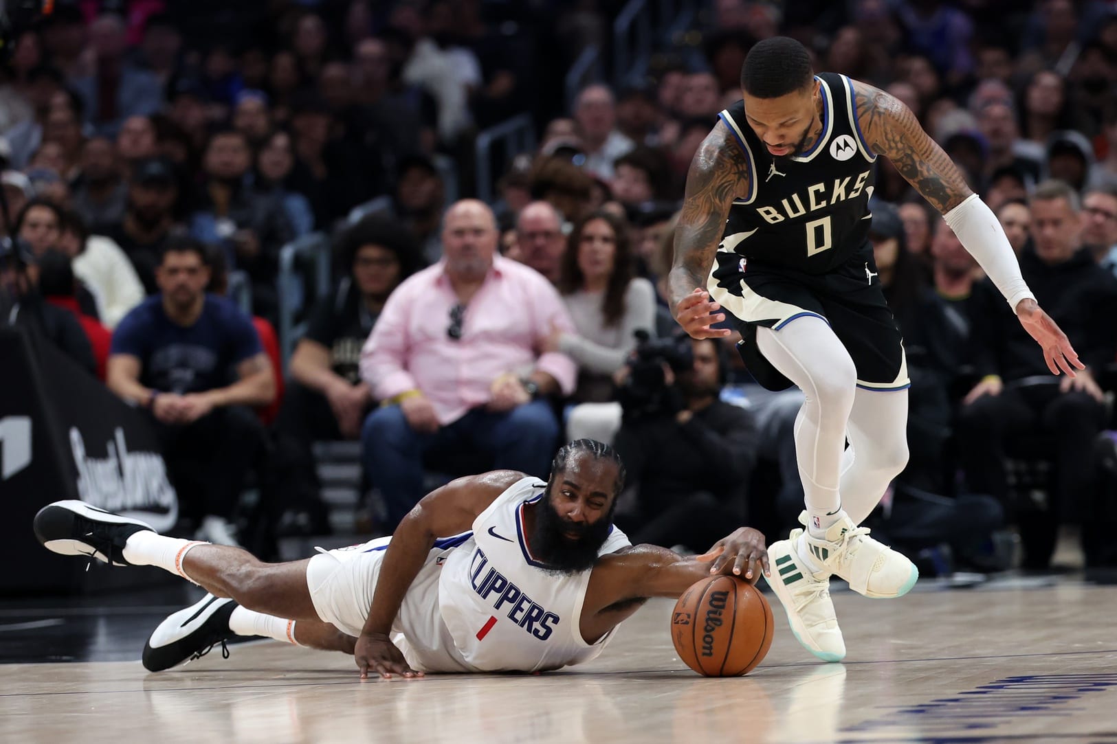 James Harden y Giannis Antetokounmpo luchan por un balón