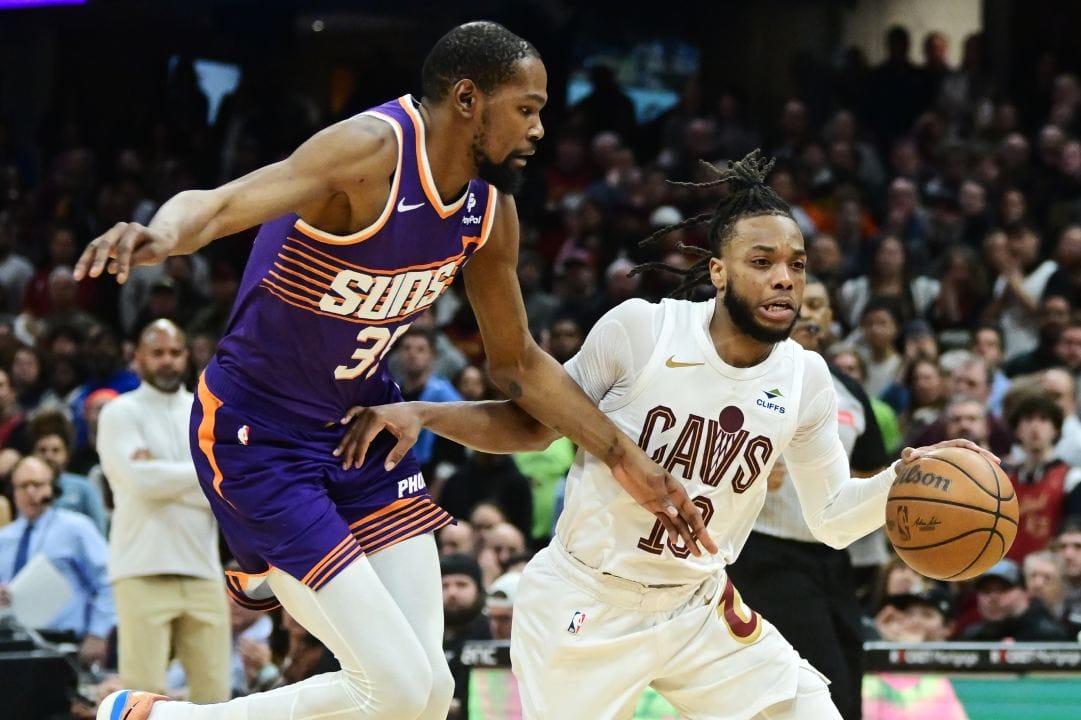 Darius Garland intenta zafarse de Kevin Durant.