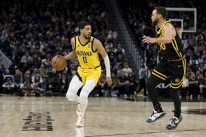 Tyrese Haliburton encara a Stephen Curry.